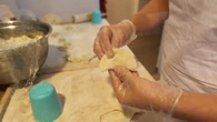 Idealne ciasto na pierogi? Tylko z przepisu babci Helenki. Wychodzi mięciutkie i elastyczne