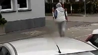 Kobieta terroryzuje sąsiadów w Warszawie. "Ganiała z młotkiem i nożem"