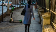 ZrĂłb to z pĹaszczem, zanim wyjdziesz z domu. Ekspertka: Dlaczego nadal widzÄ to na ulicach?