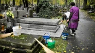 PĹacÄ
 i majÄ
 ĹwiÄty spokĂłj. Ile kosztuje sprzÄ
tanie grobĂłw? W 2025 roku tanio nie jest