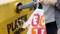 MyĹlisz, Ĺźe to plastik i wyrzucasz do ĹźĂłĹtego kosza? StraĹź nie odpuszcza. Mandat masz jak w banku