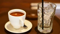 Zamawiasz espresso, dostajesz teĹź wodÄ. Nie wszyscy pijÄ jÄ we wĹaĹciwym momencie. "SÄ dwie szkoĹy"