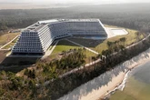 Z zewnÄtrz jak statek, a w Ĺrodku? "KrysztaĹowe Ĺźyrandole". Oto wnÄtrza Hotelu GoĹÄbiewski Pobierowo