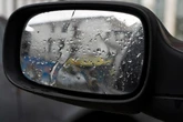 Oszustwo zaczyna się od lusterka. Później plądrują auta w biały dzień