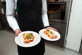 Częsty błąd w restauracjach. Kelner ledwo powstrzymuje się od śmiechu, gdy cię słucha