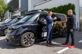 Tak się jeździ robotaxi po Niemczech. Samochód prowadzi sam. Okurowski w roli pasażera