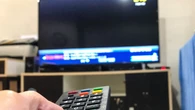 Telewizor juĹź na Ĺmietniku? SkarbĂłwka i tak wejdzie na konto. Wszystko przez jedno zaniedbanie