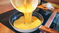 Masz w lodĂłwce, a nigdy nie dodajesz do jajecznicy. Gordon Ramsay robi jÄ tylko w ten sposĂłb