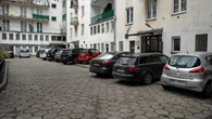 SpĂłĹdzielnia stawia znaki, a na osiedlu wrze. Czy zakaz parkowania pod blokiem jest legalny?