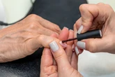 WyglÄda jak biĹźuteria na paznokciach i zmienia siÄ w zaleĹźnoĹci od ĹwiatĹa. Przebija neony