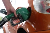 Tankujesz "lepsze" paliwo? Mechanik zdradza, co dzieje się z silnikiem. Tego nie mówią na stacjach