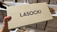 Lasocki sprzedaje te klasyczne sandaĹki za mniej niĹź stĂłwkÄ - wygodne opcje teĹź w Rieker