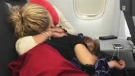 Wojskowa sztuczka na zasypianie w samolocie w 5 minut. "Gdy ciaĹo siÄ rozluĹşni, umysĹ podÄĹźy za nim"