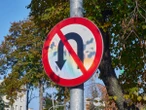 Kierowcy mylą się od lat, egzaminatorzy to kochają. Czy na zakazie zawracania wolno skręcić w lewo?