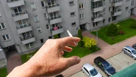 Niedopałki lądowały na balkonie panie Beaty. Wzięła szufelkę i dała nauczkę sąsiadowi