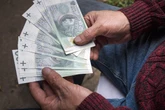 Ci emeryci rozbili bank. DostajÄ wyĹźsze Ĺwiadczenie niĹź pensjÄ. System im na to pozwala