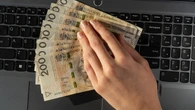 Ĺrednia robi wraĹźenie, mediana sprowadza na ziemiÄ. Tak dziĹ wyglÄdajÄ zarobki PolakĂłw