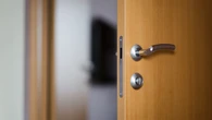 Coraz wiÄcej osĂłb robi coĹ z klamkÄ. Wystarczy kawaĹek z kuchennego niezbÄdnika