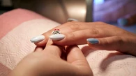 Sea glass nails pachnÄ wakacjami i sĹonÄ wodÄ. To najpiÄkniejszy manicure na lato 2026