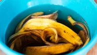 SkĂłrkÄ od banana wrzuÄ do sĹoika i zasyp sodÄ
. Ten duet zostanie z tobÄ
 na dĹuĹźej