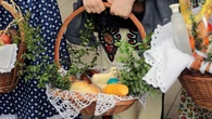 Nie moĹźesz pojawiÄ siÄ z koszyczkiem w koĹciele? KsiÄdz radzi, jak poĹwiÄciÄ pokarmy w domu