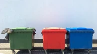 Czerwone kontenery nie tylko w polskich miastach. Wrzucisz do nich konkretne Ĺmieci