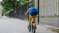 MĹody cyklista na trasie do szkoĹy. Dopiero od tego wieku dziecko ma prawo jeĹşdziÄ samo na rowerze