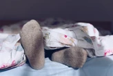 Skarpety czy gołe stopy? Eksperci już wiedzą, co jest dla nas lepsze w nocy