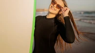 Zapomnij o skÄpych bikini. Latem 2026 rzÄdzi styl surfer girl. Szybko zdobyĹ serca kobiet