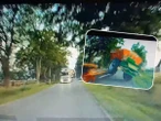 Szokujący wypadek na drodze krajowej. Maszyna rolnicza spadła z lawety przed samochód