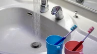 Wracasz z wakacji? Dentysta ostrzega. WyrzuÄ szczoteczkÄ do zÄbĂłw