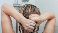 Ĺťadne kosmetyczne cuda. Co na oklapniÄte wĹosy? Dwa darmowe triki. "RobiÄ tak od lat"