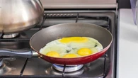 Jak usmażyć jajko bez dodatkowych kalorii? Pokazała prosty sposób. "300-400 kcal mniej"