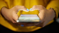 Nietypowe SMS-y od "kurierów" przed świętami. Raz klikniesz, a na koncie pustka