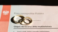 Koniec z rubrykami "kobieta" i "mÄĹźczyzna"? RzÄd szykuje nowy wzĂłr aktu maĹĹźeĹstwa