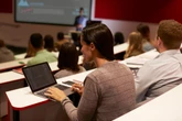 Sfinansują studia, a potem umorzą kredyt. Warunek? Praca w budżetówce przez 10 lat. "Chcemy pomóc"