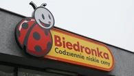 Sztos oferta Biedronki rozgrzała tłumy. Wrzuć do koszyka, a prezent masz za "zeta". W Lidlu taniej?
