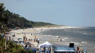 Odwołuj Łebę i jedź tam. Też są wydmy i szeroka plaża, ale brak tłumów. Zresetujesz głowę