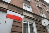 Ktoś zrywał flagi z budynków w Warszawie. Jedna trafiła na śmietnik, druga do studzienki