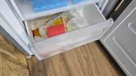 WĹĂłĹź gÄbkÄ do zamraĹźalnika. Efekt? Zaskoczy nawet perfekcyjnÄ paniÄ domu