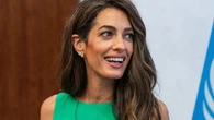 SkradĹa caĹe show. Amal Clooney wskoczyĹa w najwiÄkszy trend 2026. PokazaĹa, jak nosiÄ "total gold"