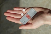 KorzystajÄ z niej tysiÄce kobiet. Co dalej z piguĹkÄ "dzieĹ po" w aptekach? Decyzja juĹź jest