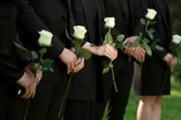 Czarna koszula na pogrzeb? Zdaniem ekspertki to kiepski wybór. "Nie nadaje się".