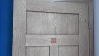 Naklej plaster na drzwi i Ĺpij spokojnie. Prosty patent moĹźe odstraszyÄ ciekawskich