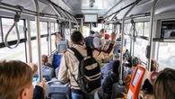 To miejsce w autobusie chroni przed haĹasem i urazami. A wiÄkszoĹÄ wybiera gorsze