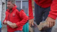 Gwiazdor show Polsatu nakarmiĹ krowy spleĹniaĹym chlebem. Fani oburzeni. "Sami to zjedzcie"
