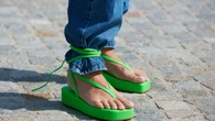 Jak nosiÄ klapki i wyglÄdaÄ jak z ParyĹźa, a nie z plaĹźy? "Metoda kanapkowa" zmienia wszystko