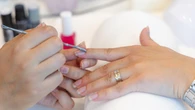 Fryzjer za 340 zł, pedicure za 150. Kobieta bez hybrydy to kobieta zaniedbana?