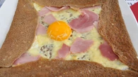 Nie tylko crepes. We Francji tak je się naleśniki. Brzegi chrupią, środek ciągnie się od sera