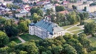 Tylko 30 minut od Lublina leĹźy miasto z polskim Wersalem. MiaĹo byÄ najwaĹźniejsze w kraju